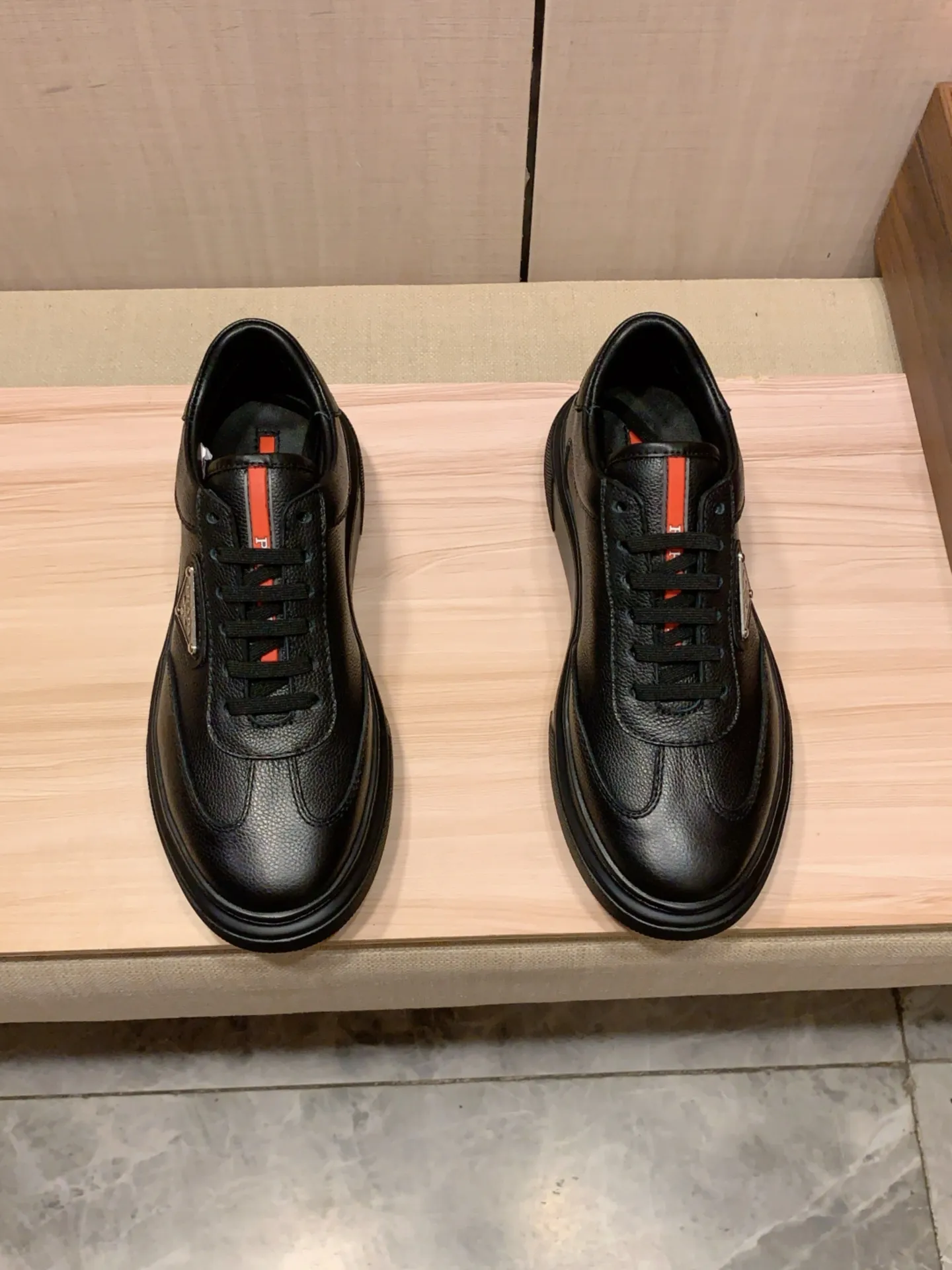New model: Factory price: 460💰💰🎩🎩[Lightning][Lightning] "Prada Men's Shoes 💰pRADA*" The latest and most popular casual shoes, top brands [seduce] luxury~purchase, top~quality. [Strong] The upper is made of imported breathable and polished cowhide material ➕ Breathable sheepskin feet (•) with fine workmanship. The original stylish and stylish soft rubber wear-resistant and non-slip outsole is light and comfortable on the feet. The real thing looks better when photographed in person. 0186: code: 38-44, 4️⃣ colors selected